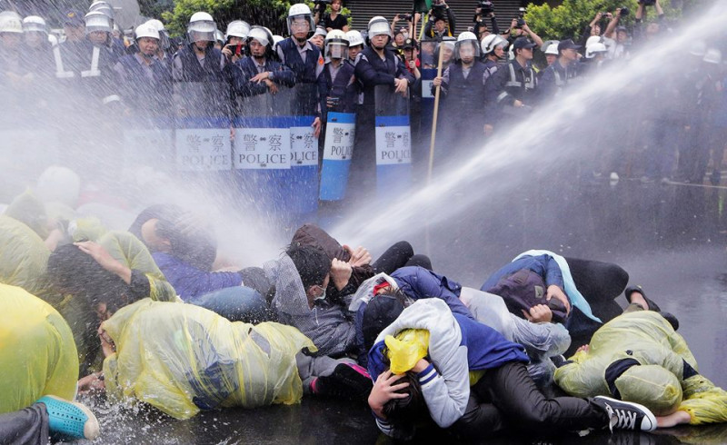 2014年4月28日台灣反核示威抗議，警方以水柱射向躺在地上抗拒的群眾。   圖：達志影像(資料照片)