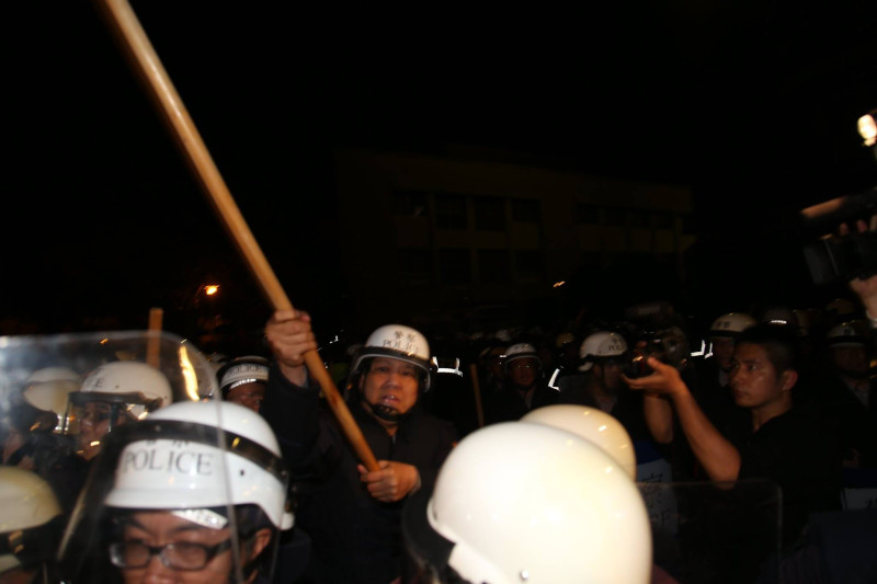 警察高舉警棍往抗議群眾的頭部毆打。圖：林雨佑/攝   