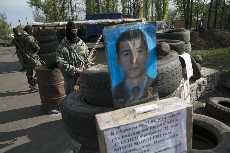 親俄羅斯民兵在東烏克蘭一處哨站駐守。圖片來源：達志影像/路透社資料照片   