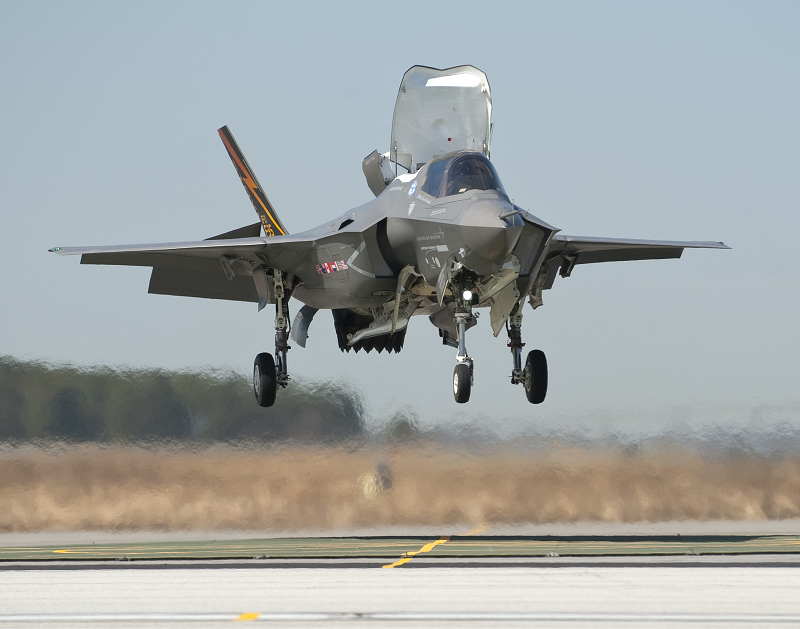 日本防衛大臣一川保夫今（20）日宣布，選擇美國洛克希德馬丁公司研發的F-35戰鬥機，做為日本航空自衛隊新世代的主力戰機。圖片來源：達志影像/路透社   