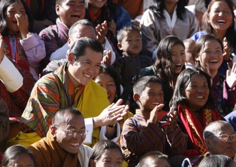 披著黃色肩帶的年輕不丹國王赫薩．旺楚克，在國際推動以「國民幸福總量」GNH取代「國內生產總額」GDP。(圖片來源:達志影像/路透社。)   