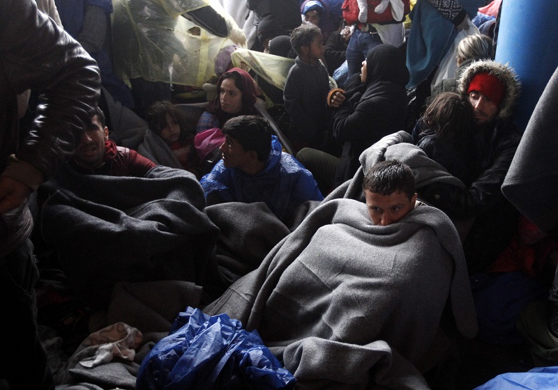 由於克羅埃西亞關卡降低通行速度，數千難民在濕冷天氣中受困邊境。圖片來源：達志影像/美聯社   