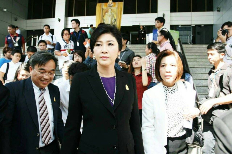 泰國前總理盈拉（中）29日對泰國總檢察長提起刑事訴訟，控訴他在處理針對她的指控中失於公正。圖：翻攝盈拉臉書   