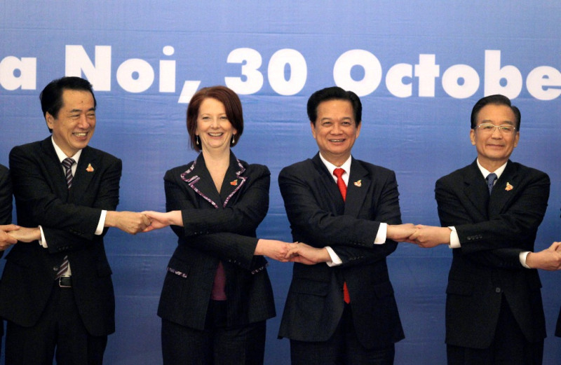 日本首相菅直人(最右)與中國總理溫家寶(最左)30日在東亞峰會開始前有10分鐘的短暫晤談，被外界解讀為「中日和解露曙光」。圖片來源：達志影像/美聯社   