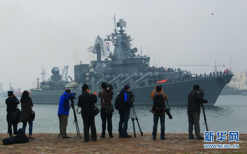 俄羅斯太平洋艦隊旗艦「瓦良格」號導彈巡洋艦抵達青島某軍港時，吸引不少人前往攝影。圖片來源：翻攝自新華網   