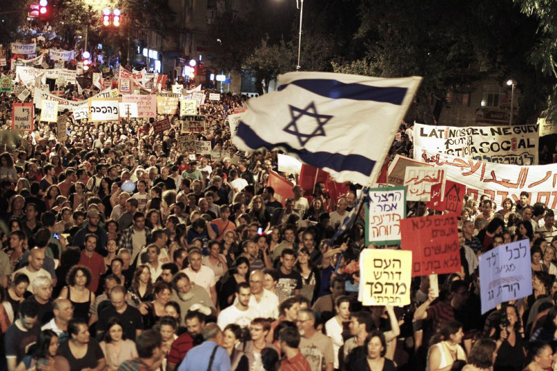 以色列全國再次爆發大規模遊行示威，3日晚間，超過40萬的以色列人走上街頭，抗議房價和物價飆漲。圖片來源：達志影像/路透社。   