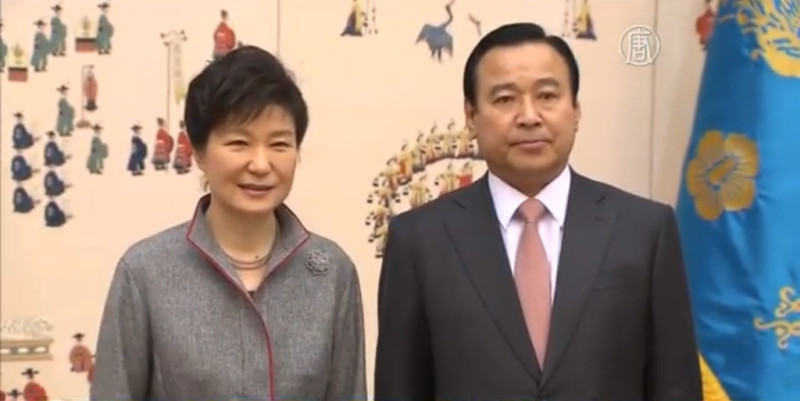 李完九（右）2月才接下朴槿惠的任命就任韓國總理，當時誓言拼經濟，如今卻閃辭。圖：翻攝新唐人電視台   
