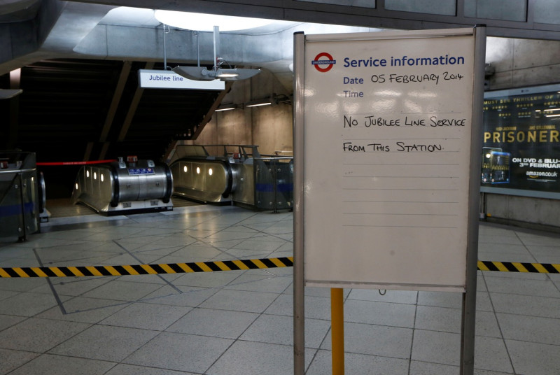 倫敦地鐵自4日晚間起開始罷工，大半以上的列車停止運行。5日陷入大混亂，影響倫敦及觀光客數百萬人的交通。圖片來源：達志影像/美聯社。   