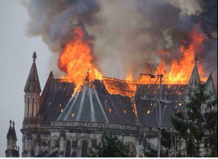 南特市將近150年歷史的天主教聖多納蒂安大教堂火災，屋頂幾乎全毀。圖：翻攝網路   