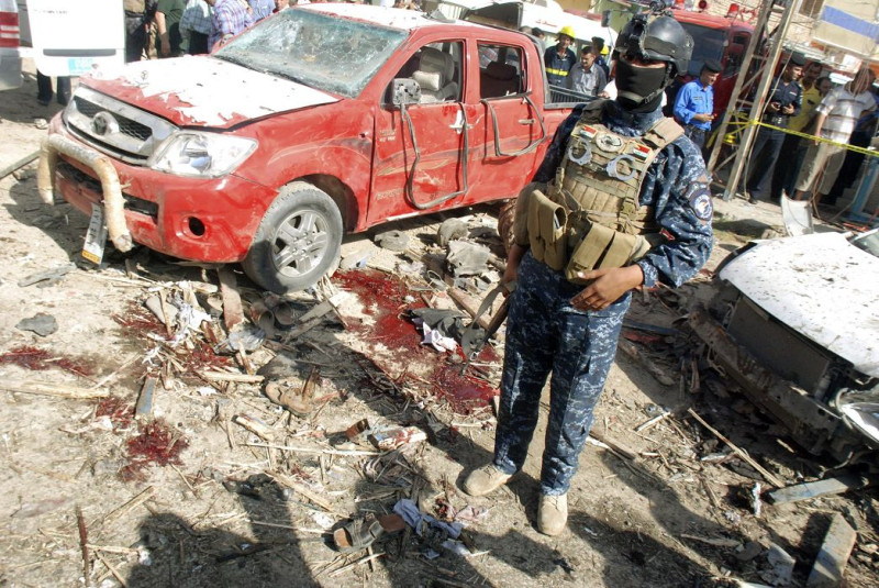 發生在庫特市(Kut)的爆炸案，造成至少34人死亡，圖為警察在爆炸地點警戒。圖片來源：達志影像/路透社。   