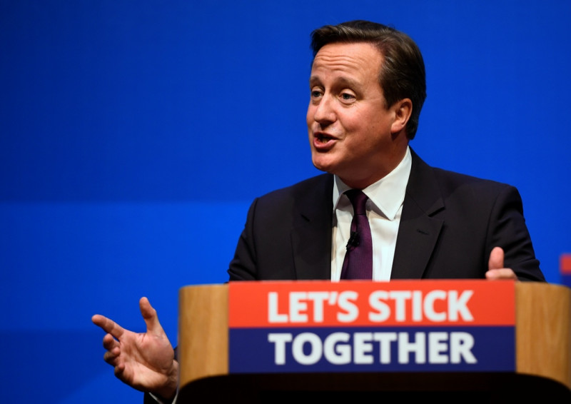 英國首相卡麥隆演講的講台上，標語寫著：「讓我們黏在一起」(Let’s Stick Together)。
圖片來源：達志影像/路透社。   