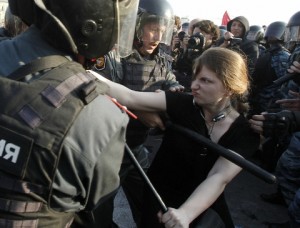 俄羅斯近年頻傳街頭運動，圖為普亭5月初就職總統前，「百萬人行軍」抗議人群的一名女子，在莫斯科與鎮暴警察對抗。圖片來源:達志影像/路透社。   