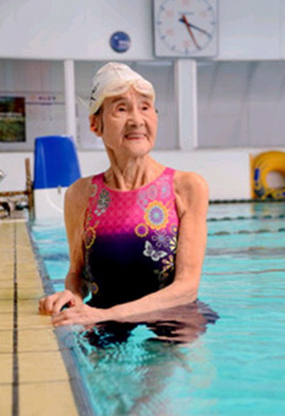 居住在日本山口縣田佈施町的長岡三重子，高齡100歲，是位現役游泳健將。圖：翻攝網路   