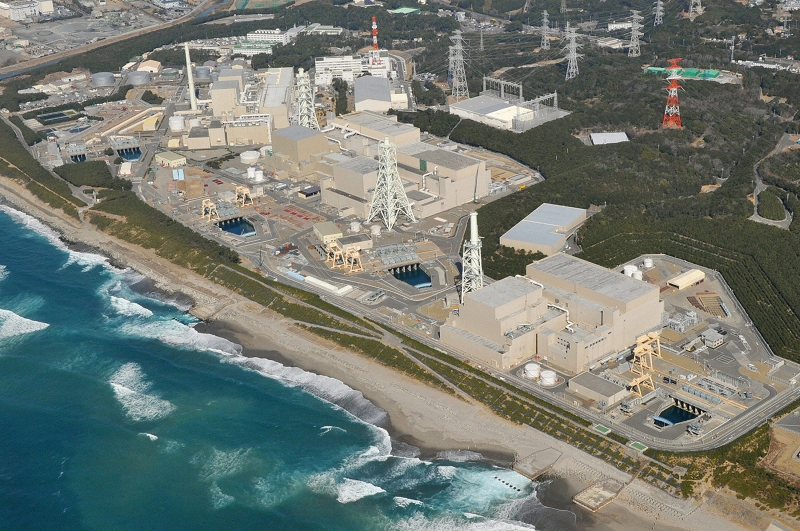 日本濱岡核電廠繼昨（13）日停止的4號機組，負責營運的中部電力公司今（14）日也完成了5號機組的停爐作業，圖為濱岡核電廠的空照圖。圖片來源：達志影像/路透社   