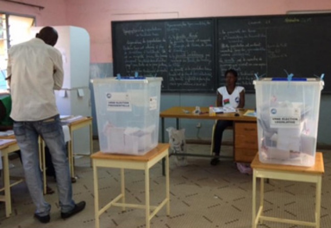 布吉納法索當地時間29日舉行大選，550萬名有資格投票的選民投下他們神聖的一票。圖：翻攝L'Observateur Paalga   