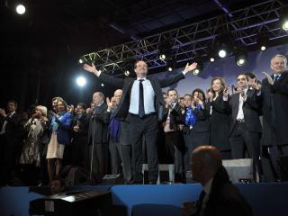 法國社會黨候選人歐蘭德（中）贏得總統決選，歐洲和國際媒體形容是歐洲的「轉捩點」，但也警告前方還有巨大挑戰等著歐蘭德。圖片來源：中央社。   