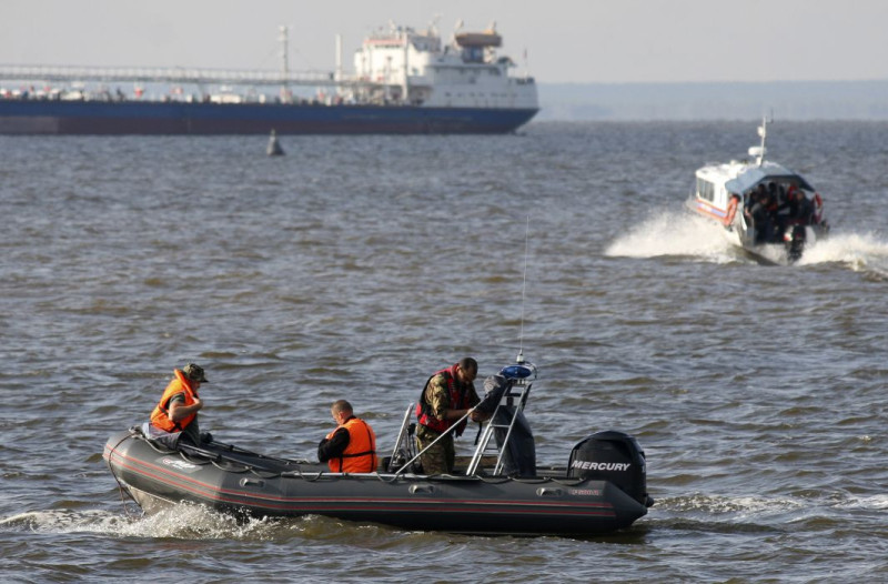 救難人員正在窩瓦河(Volga River)搜尋沉沒的「保加利亞號」上的失蹤人員。圖片來源：達志影像/路透社。   