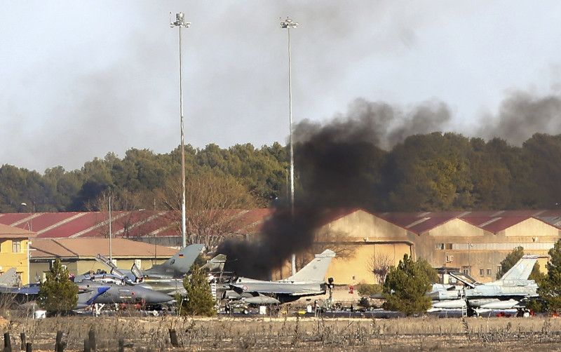 參加北大西洋公約組織(NATO)訓練的希臘軍方F16戰鬥機在起飛時失敗墜落西班牙空軍基地，造成10人死亡、約20人受傷。圖片來源：達志影像/路透社。   