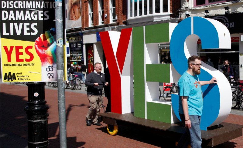 愛爾蘭首都都柏林街上支持同性婚姻合法化的團體上街遊行。圖片來源：達志影像/美聯社   