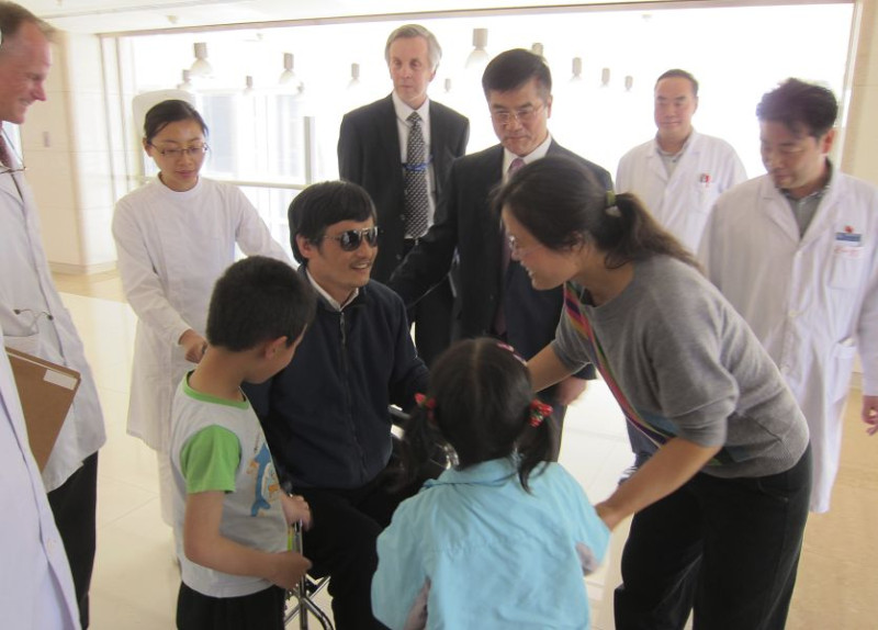 美國國務院發言人努蘭（Victoria Nuland）今（4）日表示，中國已同意讓盲人維權律師陳光誠及家人立即出境，中國當局將為陳光誠加速核發出入境文件。圖為他與家人在醫院團聚的畫面。圖片來源：達志影像/美聯社。   
