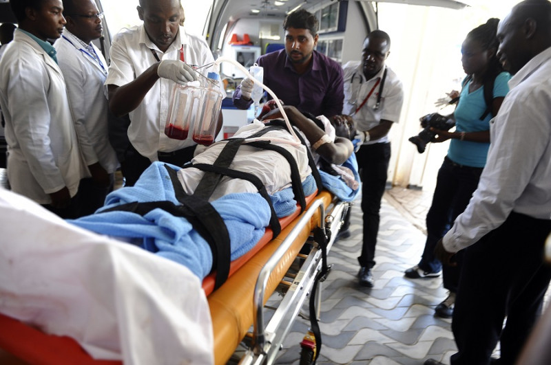 肯亞一所大學2日遭約5名持槍蒙面男子攻擊，目前已知15死，至少65人受傷。圖片來源：達志影像/美聯社   
