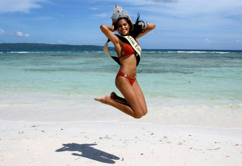 長灘島(Boracay)是菲律賓的一個島嶼，坐落在馬尼拉南方約315公里、班乃島(Panay)西北約2公里的海上，是菲律賓的旅遊勝地之一。2009年地球小姐選拔即在長灘島舉行。圖為當年地球小姐冠軍在長灘島留下的倩影。圖片來源：達志影像/路透社。   