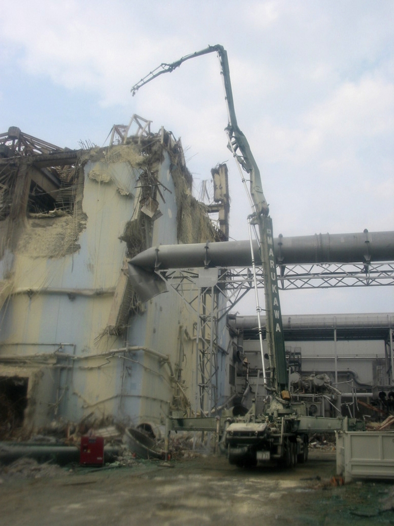 福島第一核電廠3號機組的現況，一台機器正在收集3號機組周圍的空氣樣本。圖片來源：達志影像/路透社   