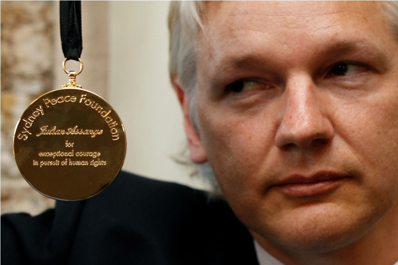 雪梨和平基金10日(當地時間)頒發金質獎章給公布數千筆美國機密電報的維基揭密創辦人亞桑傑(Julian Assange)，表彰他追求人權的超凡勇氣。圖片來源：達志影像/路透社   