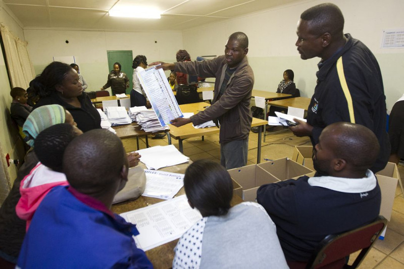 南非每5年1次的國會大選7日進行投票，這是自1994年種族隔離制度廢除後所出生的「自由世代」，首度參與全國性大選。圖片來源：達志影像/路透社   