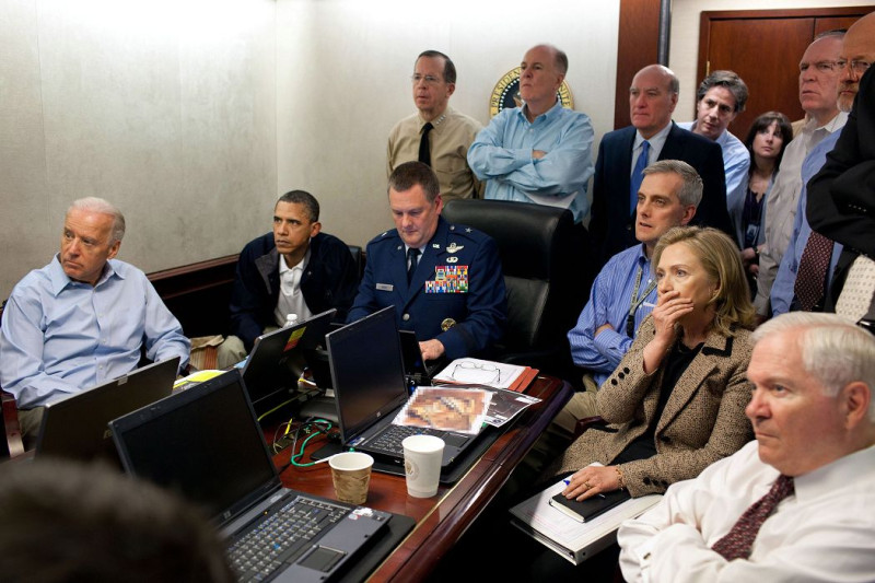美國擊斃賓拉登行動，遠在美國白宮的總統歐巴馬（左二）、副總統拜登（左）、國務卿希拉蕊（右二）、國防部長蓋茨（右）等在白宮戰情室，透過即時影像與聲音傳送，同步觀看任務執行過程。圖片來源：達志影像/路透社。   
