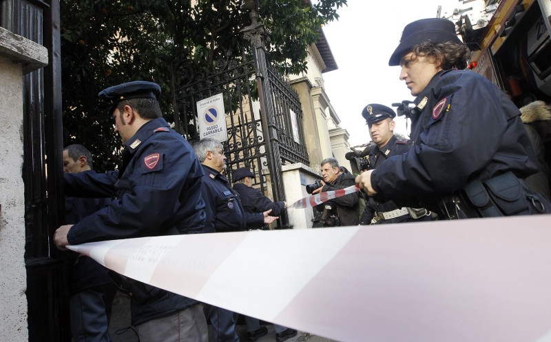 駐義大利首都羅馬的瑞士大使館和智利大使館23日分別遭到炸彈郵包的攻擊，警方在爆炸後趕抵智利使館，並在外頭拉起封鎖線。圖片來源：達志影像/路透社。   