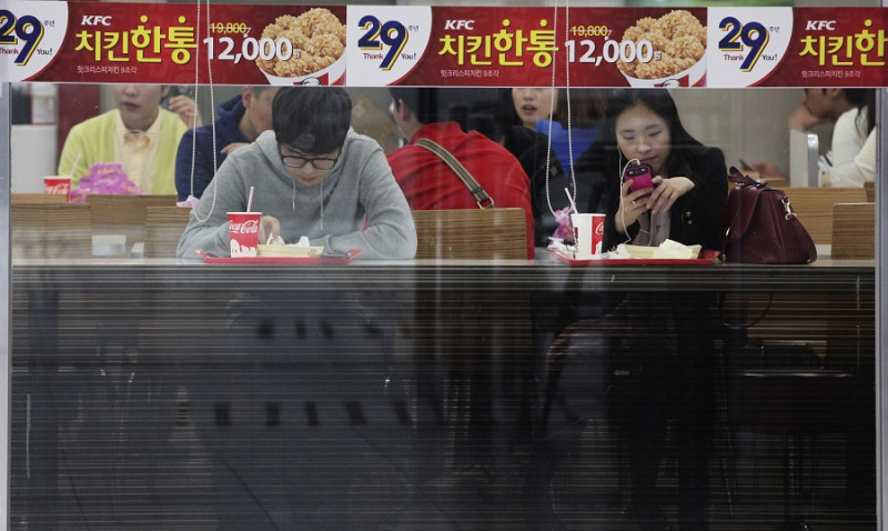 韓國人力網站Incruit在18日公佈的一份調查結果顯示，儘管公司午休時間為1個小時，逾4成上班族實際午飯時間不到20分鐘。圖片來源：達志影像/美聯社   