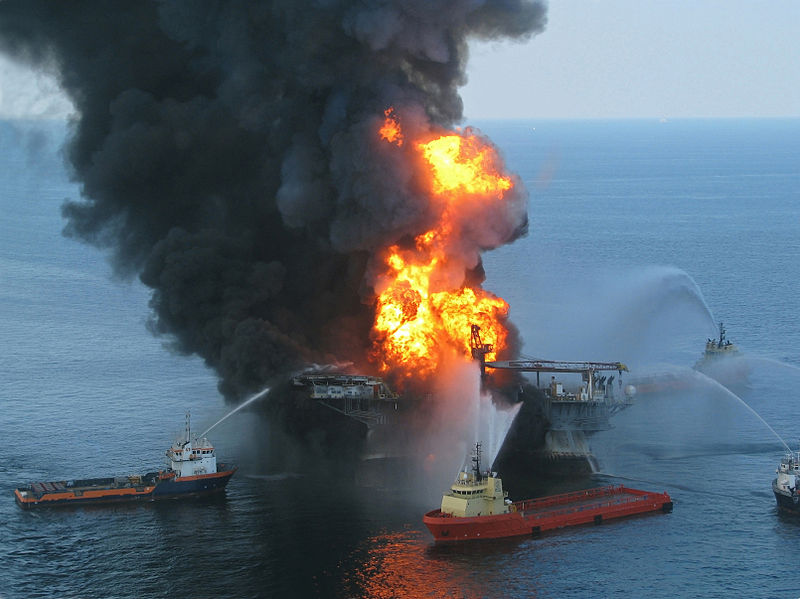 2010年墨西哥灣漏油事件造成2500平方公里海面遭到原油覆蓋，造成11人死亡，生態更是遭到難以估計的破壞。圖：翻攝維基網站   