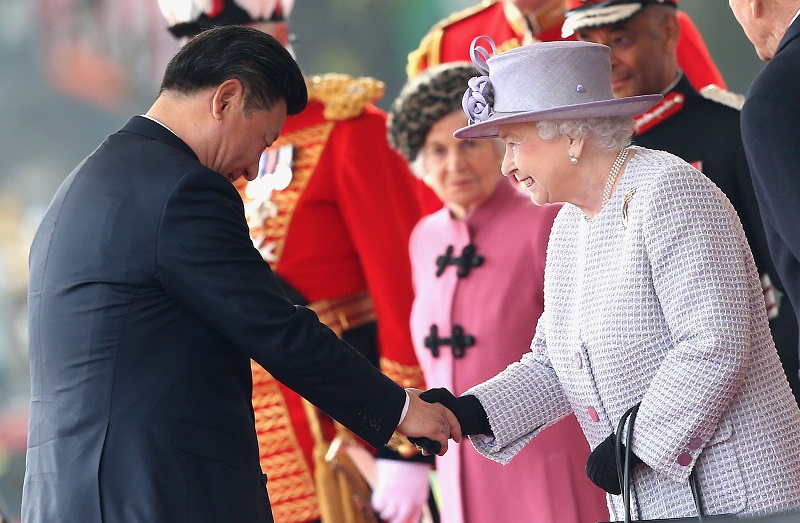 中國國家主席習近平2015年10月訪問英國，女王伊麗莎白二世事後吐槽中國訪團非常粗魯。   圖：達志影像/美聯社