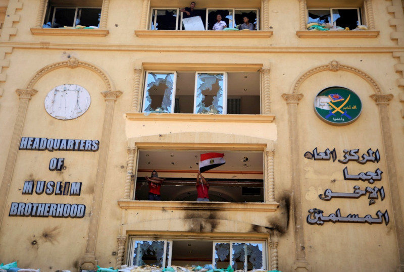 埃及法院23日判決，禁止穆斯林兄弟會的「所有活動」，並凍結兄弟會的所有資產。埃及政府根據此判決，週三(25日)關閉了穆斯林兄弟會在開羅發行的《自由正義》報業總部。圖片來源：達志影像/美聯社。   