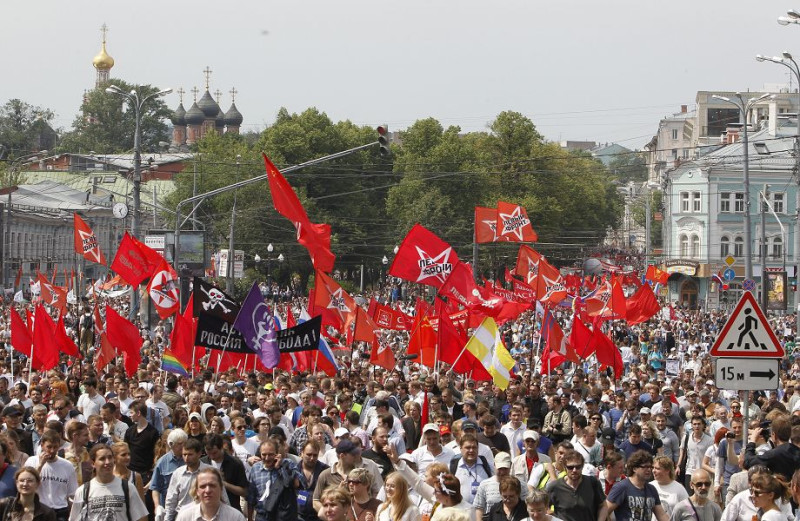 上萬名俄羅斯民眾在國慶日（12日）當天走上莫斯科街頭，進行反對總統普亭（Vladimir Putin）的示威抗議。圖片來源：達志影像/路透社。   