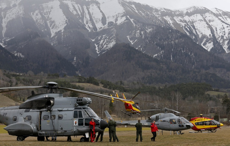「德國之翼」A320客機在法國南部阿爾卑斯山區墜毁，法國救援直升機已經到達現場附近集結。圖片來源：達志影像/路透社   