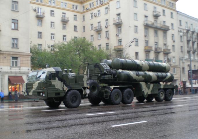 俄羅斯政府力圖強化對亞洲各國的軍火銷售，以對抗西方的制裁影響力。圖為俄製S-400 防空導彈系統。圖：翻攝維基網站(by the author UMNICK)   