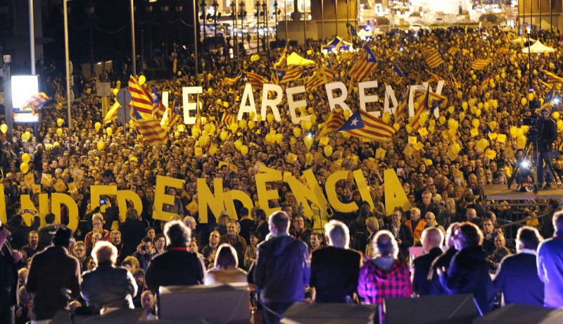 加泰隆尼亞9日有200多萬人參與脫離西班牙的獨立意向公投，92%認為加泰隆尼亞應該成為一個國家。圖片來源：達志影像/路透社。   