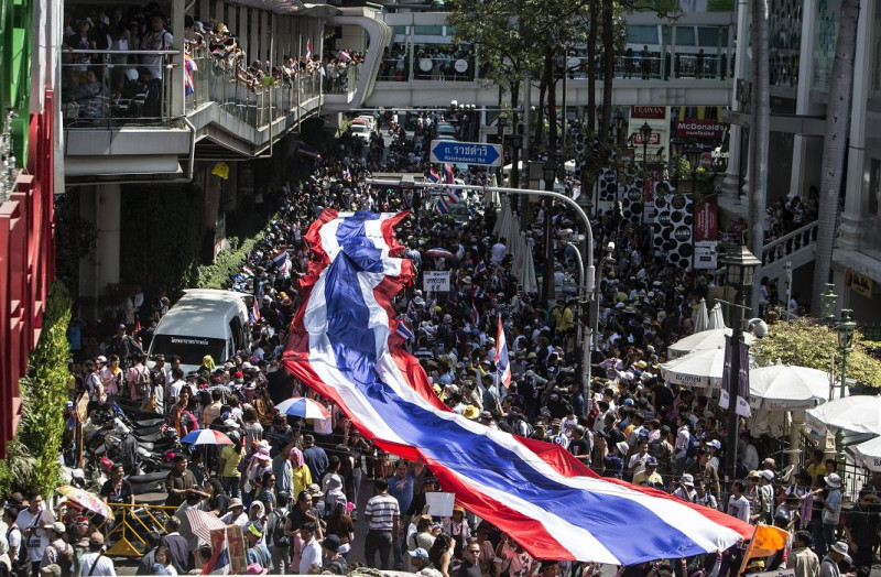 泰國反政府示威群眾13日發動封鎖首都曼谷行動，抗議隊伍並在購物區拉開一面大幅國旗。圖片來源：達志影像/路透社   