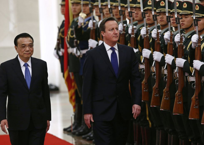 中國國務院總理李克強與英國首相卡麥隆出席在北京人民大會堂前的歡迎儀式。圖片來源：達志影像/路透社   