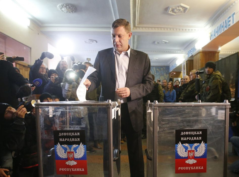 烏克蘭頓內次克地區代理政府首長、分離力量領導人札哈爾琴科（Alexander Zakharchenko）2日前往投票。圖片來源：達志影像/路透社   