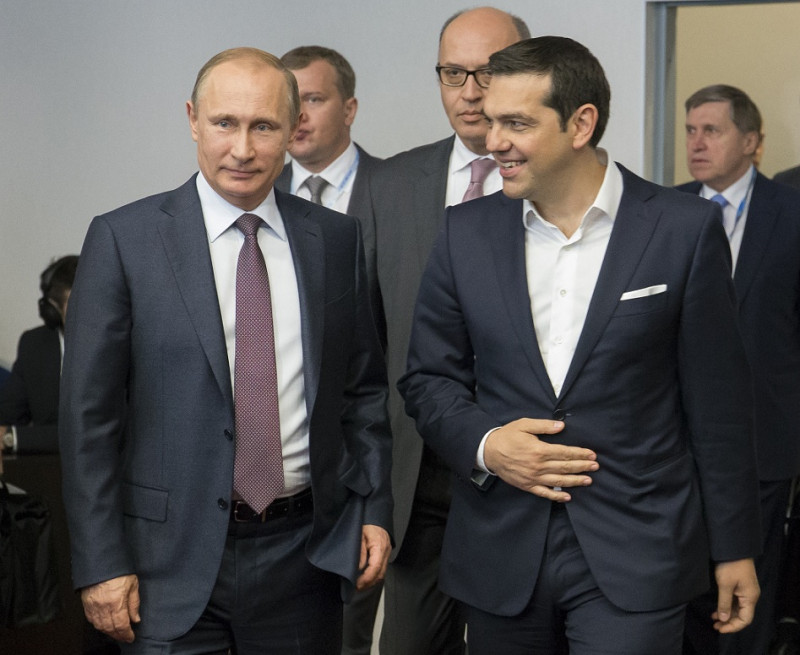希臘總理齊普拉斯（右）上任後與俄羅斯越走越近，俄羅斯總統普亭(左)6日與齊普拉斯通電話時表示，支持希臘人民克服國家面臨的困難。圖片來源：達志影像/美聯社資料照片   