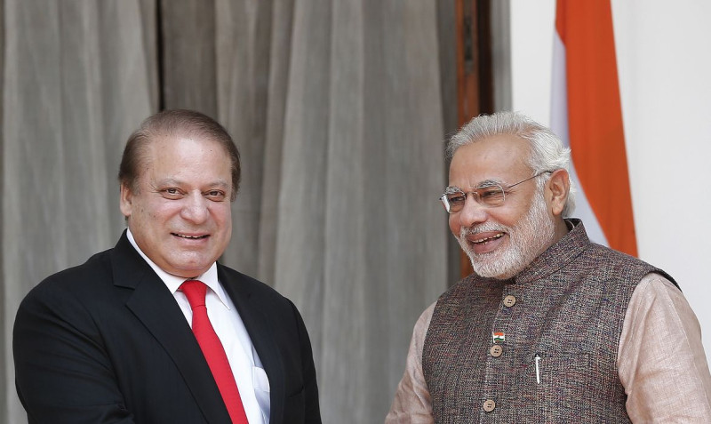印度總理莫迪（右）與巴基斯坦總理謝里夫（左）27日在新德里舉行雙邊會談。圖片來源：達志影像/路透社。   