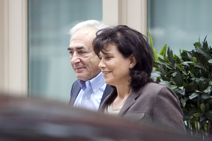 IMF前總裁卡恩和他的妻子安妮辛克萊7月2日離開他們在紐約曼哈頓的臨時住所。圖片來源：達志影像/路透社   