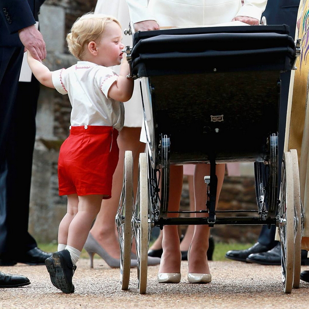 喬治小王子還望向嬰兒車內可愛的夏洛特小公主。圖：翻攝自肯辛頓宮Instagram   