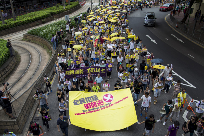 香港政改方案投票在即，3500人參加「全民拒絕假普選」遊行活動，黃雨傘構成傘海。圖片來源：達志影像/路透社   