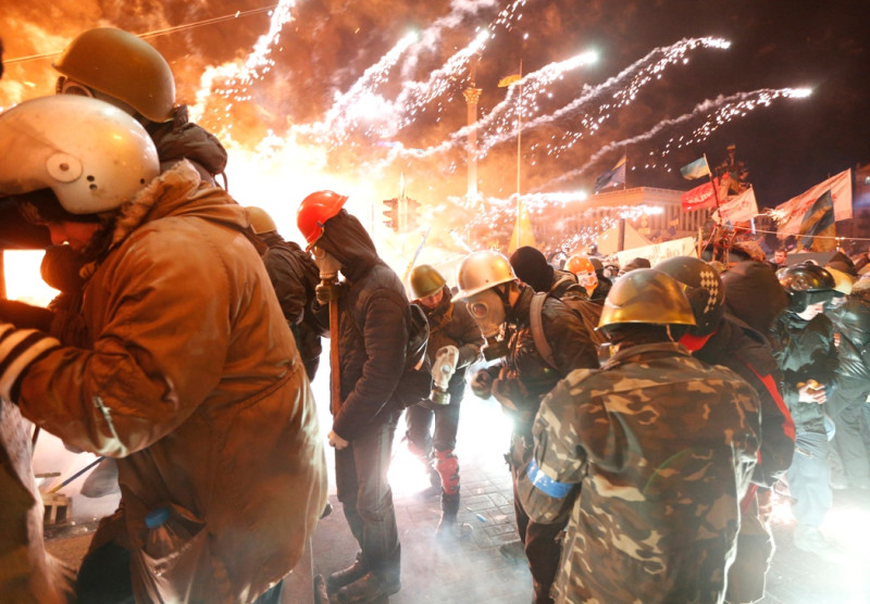 烏克蘭示威群眾與警察18日再次在首都基輔(Kyiv)發生衝突，汽油彈、閃光手榴彈互丟攻擊。圖片來源：達志影像/路透社。   