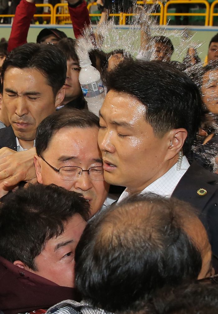 沉船事件的乘客家屬認為政府救援不力，韓國總理鄭烘原遭暴怒的家屬拿裝滿水的寶特瓶直接砸向頭部。圖片來源：達志影像/美聯社   