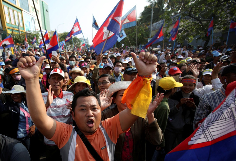 柬埔寨國會大選餘波盪漾，反對黨「救國黨」除了持續抵制新一屆的國會外，並發動「天天示威」街頭抗議活動要求首相洪森下台，目前已進入第12天，且規模不斷擴大。圖片來源：達志影像/路透社。   